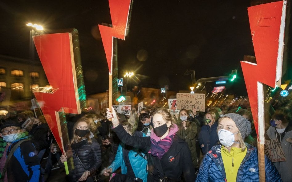 Sondaż. Polacy popierają protesty. Głównie mężczyźni