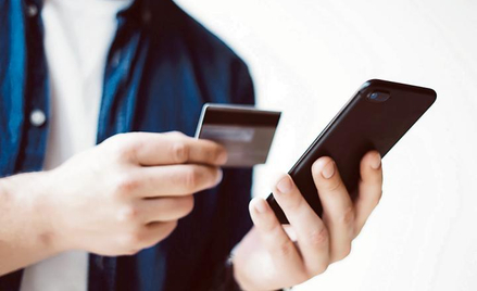 W celu wyłudzenia danych cyberprzestępcy często stosują phishing. Polega to na podszywaniu się pod o