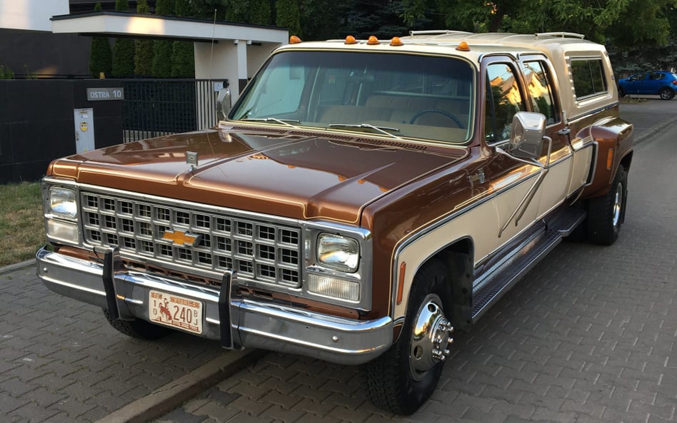 Potężny Chevrolet C3500 został sprowadzony z USA. Filmowa przygoda pomaga przy jego promocji. Fot. G