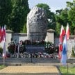 Kwiaty i znicze pozostawione przez uczestników dorocznego Lubelskiego Marszu Pamięci Ofiar Rzezi Woł