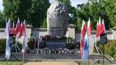 Kwiaty i znicze pozostawione przez uczestników dorocznego Lubelskiego Marszu Pamięci Ofiar Rzezi Woł
