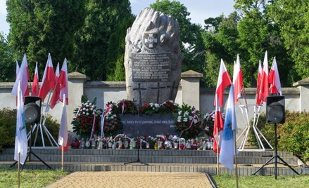 Kwiaty i znicze pozostawione przez uczestników dorocznego Lubelskiego Marszu Pamięci Ofiar Rzezi Woł
