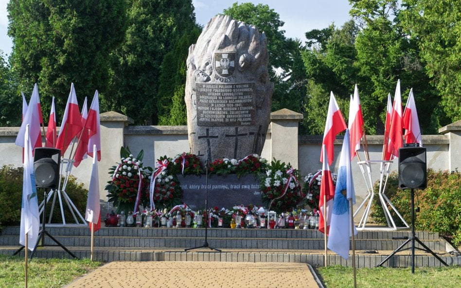Kwiaty i znicze pozostawione przez uczestników dorocznego Lubelskiego Marszu Pamięci Ofiar Rzezi Woł