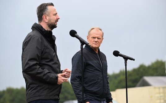 Premier Donald Tusk (P) i wicepremier, minister obrony narodowej Władysław Kosiniak-Kamysz (L)