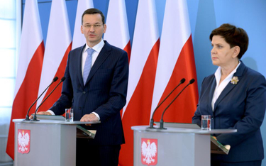 Premier Beata Szydło (P) oraz wicepremier, minister finansów i rozwoju oraz szef Komitetu Ekonomiczn