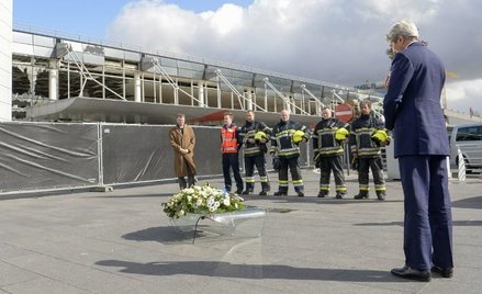 Kwiaty przed lotniskiem złożył w hołdzie zabitym sekretarz stanu John Kerry