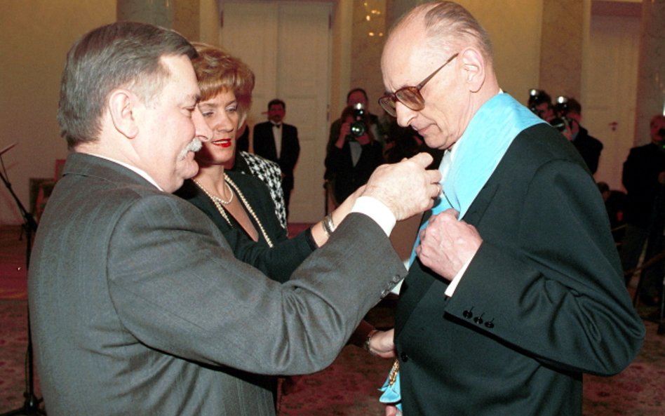 Prezydent RP Lech Wałęsa odznacza ministra spraw zagranicznych Władysława Bartoszewskiego Orderem Or