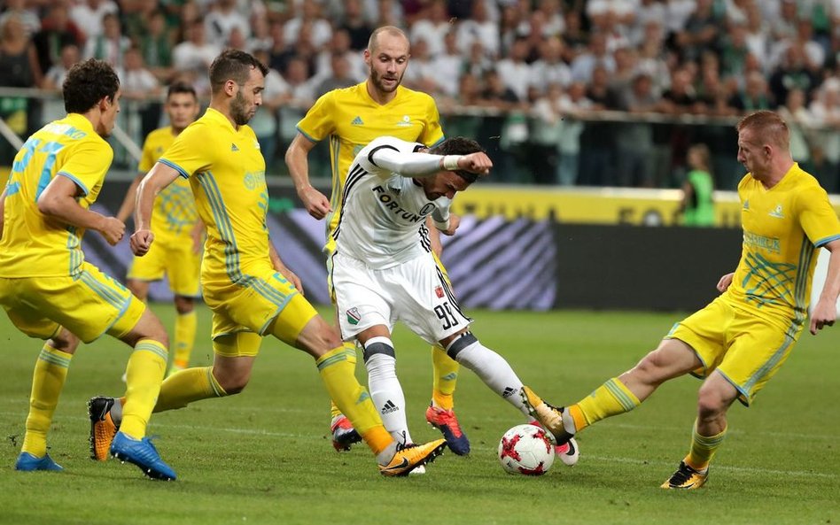 Napastnik Legii Armando Sadiku otoczony przez defensorów Astany