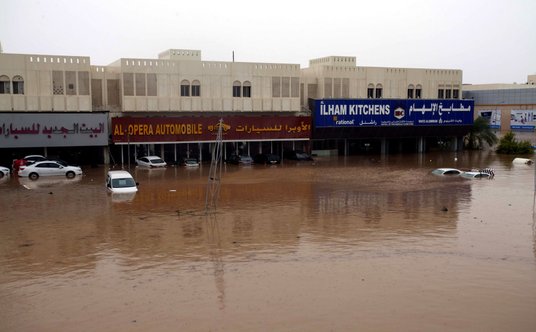 Ulica w Maskacie po przejściu cyklonu