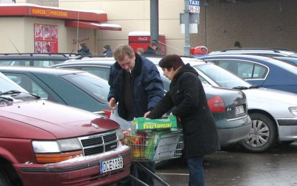 Największe zakupy Litwini robią w markecie "Kaufland" znajdującym się przy prowadzącej do granicy sz