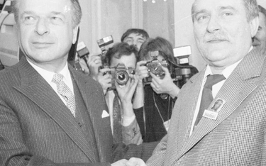 Czesław Kiszczak i Lech Wałęsa podczas obrad Okrągłego Stołu w 1989 roku