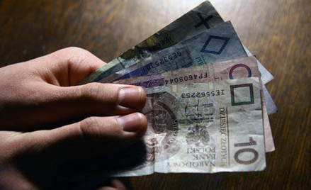 Czasem lepiej jest dać rodzinie pieniądze niż mieszkanie