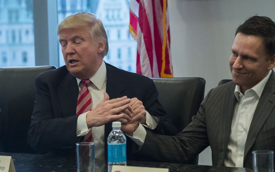 Peter Thiel, twórca PayPala i Palantira, na spotkaniu z Donaldem Trumpem, którego jest zwolennikiem.