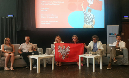 Konkurs na zdjęcia z flagą Mazowsza ma wzmacniać tożsamość regionu i świadczyć o dumie jego mieszkań