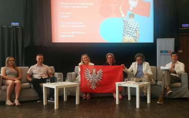 Konkurs na zdjęcia z flagą Mazowsza ma wzmacniać tożsamość regionu i świadczyć o dumie jego mieszkań