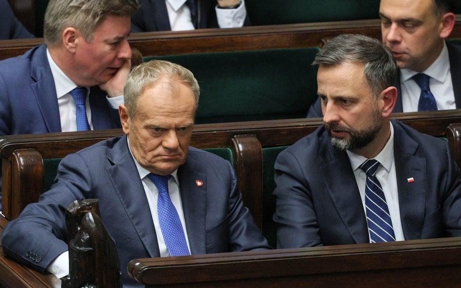 Premier Donald Tusk (L) i wicepremier, minister obrony narodowej Władysław Kosiniak-Kamysz (P)