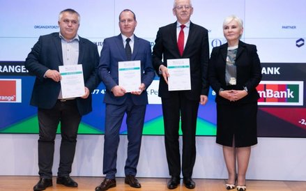 prof. Janusz Kowalewski dyrektor CO w Bydgoszczy (trzeci od lewej) odebrał dyplom dla najlepszego sz