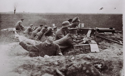 Wiosna 1919 roku: okopy pod Czarnkowem i polski CKM (w tle polska wierzba). Reprodukcja: Bartosz Jan