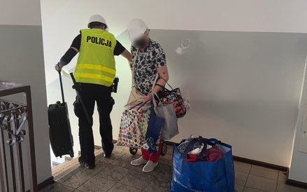 Policjanci w spalonym budynku w Ząbkach