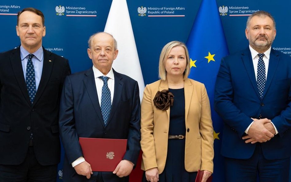 Od lewej: minister spraw zagranicznych Radosław Sikorski, prof. dr. hab. Wojciech Sadurski, prof. dr