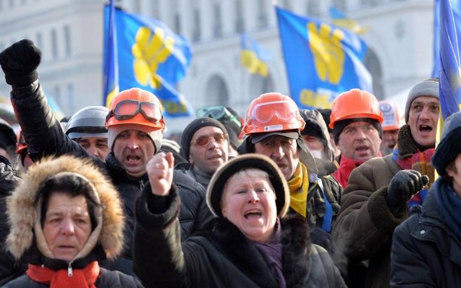 Protesty w Kijowie podczas niedzielnego pogrzebu jednego z demonstrantów.