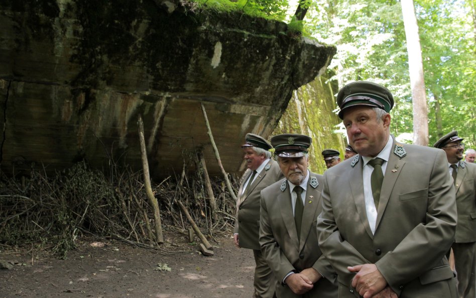 Dyrektor RDLP w Białymstoku Andrzej Nowak, (z prawej) i dyrektor generalny Lasów Państwowych Konrad 