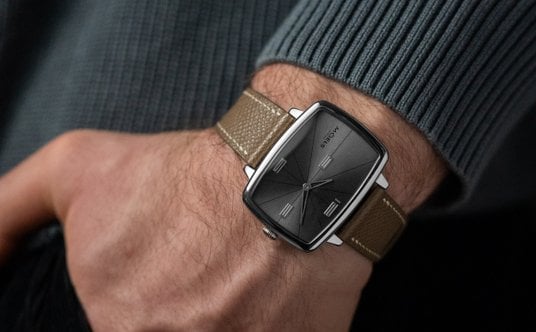 Model 528, pierwszy zegarek w ofercie firmy, z charakterystyczną niesymetryczną tarczą.