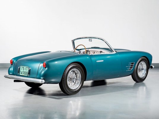 Włoskie cudeńko będzie ozdobą nawet najwykwintniejszych imprez dla klasyków.