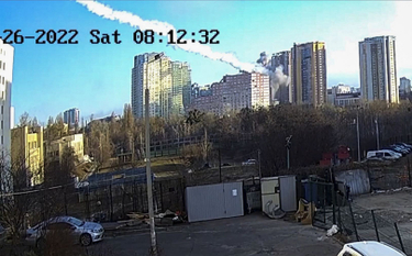 Rakieta trafia w blok mieszkalny w Kijowie