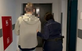 Zgodnie z instrukcją oszustów, kobieta przekazała kosztowności 25-latkowi, który pełnił rolę tak zwa