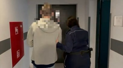 Zgodnie z instrukcją oszustów, kobieta przekazała kosztowności 25-latkowi, który pełnił rolę tak zwa