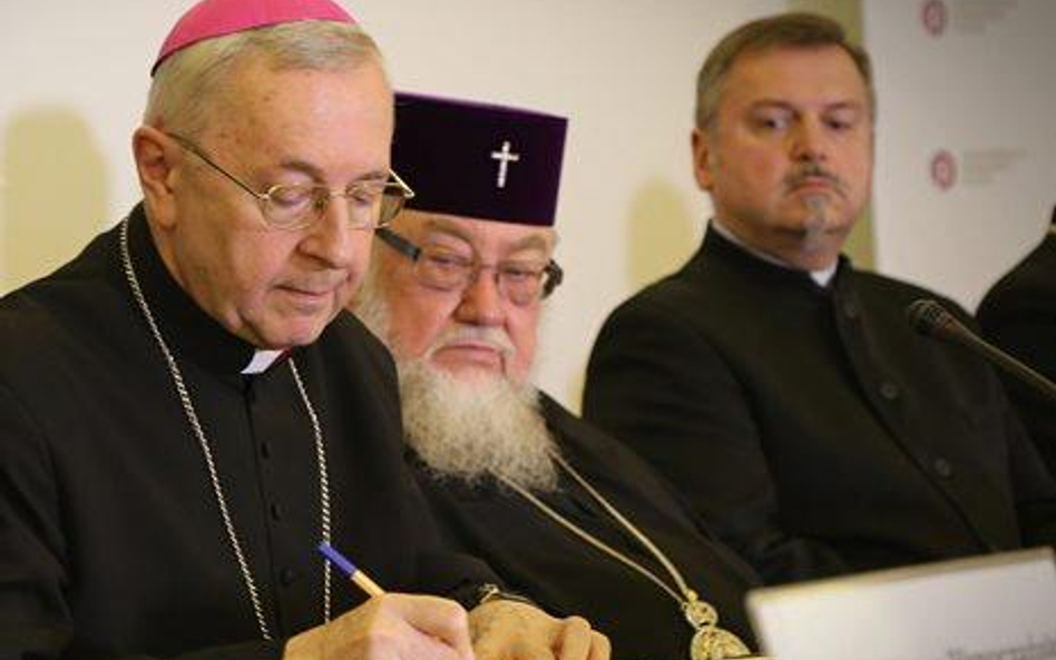 Dokument podpisali przedstawiciele ośmiu Kościołów, m.in. (od lewej): abp Stanisław Gądecki, metropo