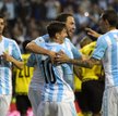 Gonzalo Higuain w objęciach Leo Messiego i Angela di Marii. Po jego bramce Argentyna pokonała Jamajk