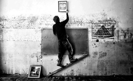 Zdjęcie roku. Jacek Szydłowski, „Dziennik Wschodni” i Agencja Forum. Zdejmowanie godła znad tablicy 