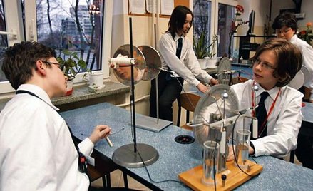 Obowiązkową pracę nad tzw. projektami edukacyjnymi wprowadziła w tym roku minister Katarzyna Hall. N