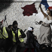 Mural w Paryżu: Wolność wiodąca żółte kamizelki na barykady