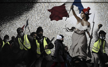 Mural w Paryżu: Wolność wiodąca żółte kamizelki na barykady