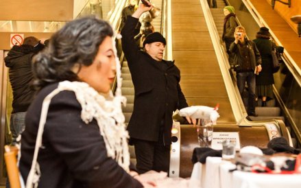 Perfromans grupy Black Market International (Jürgen Fritz, Myriam Laplante, Wen Lee, Alastir MacLenn