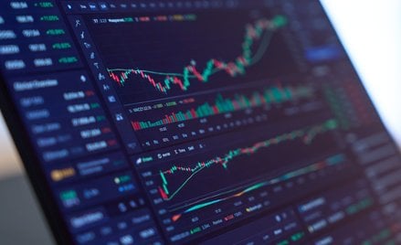 Trwającą przecenę obligacji skarbowych analitycy tłumaczą głównie wysokimi cenami ropy naftowej, któ