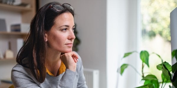 Jak regulacja wysokości biurka może wpływać na zdrowie pracowników?