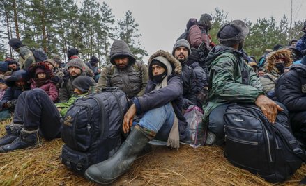 Grupa migrantów w pobliżu granicy białorusko-polskiej, fot. ilustracyjna z 18 listopada 2021 r.