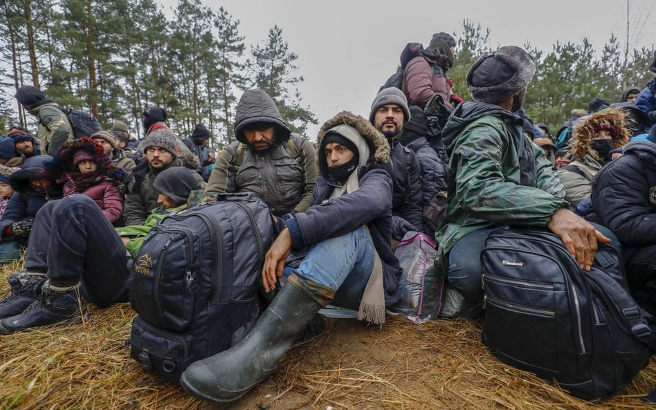 Grupa migrantów w pobliżu granicy białorusko-polskiej, fot. ilustracyjna z 18 listopada 2021 r.