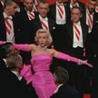 Marilyn Monroe, Rita Hayworth, Audrey Hepburn – lista gwiazd Hollywood, które nosiły wieczorowe ręka