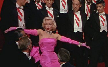Marilyn Monroe, Rita Hayworth, Audrey Hepburn – lista gwiazd Hollywood, które nosiły wieczorowe ręka
