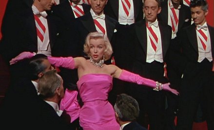 Marilyn Monroe, Rita Hayworth, Audrey Hepburn – lista gwiazd Hollywood, które nosiły wieczorowe ręka