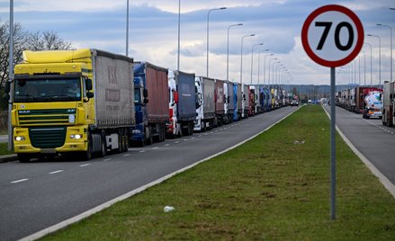 Sznur ciężarówek na drodze w Przemyślu, 8 bm. oczekujących na przekroczenie polsko-ukraińskiego prze