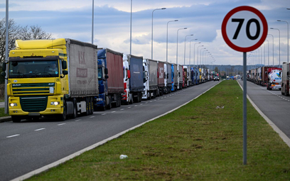 Sznur ciężarówek na drodze w Przemyślu, 8 bm. oczekujących na przekroczenie polsko-ukraińskiego prze