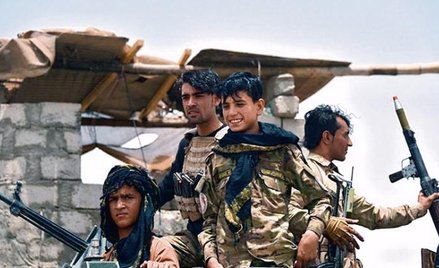 Afgańscy policjanci w Panjawei w prowinciji Kandahar po zdobyciu miasta przez talibów 4 lipca.