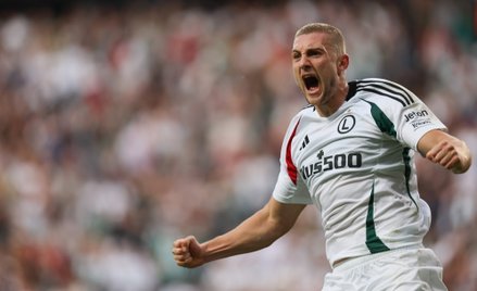 Zawodnik Legii Warszawa Blaż Kramer cieszy się z bramki zdobytej w meczu 4. rundy eliminacji piłkars