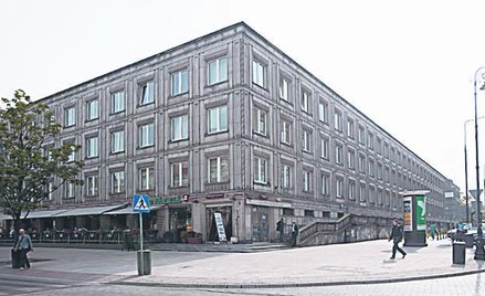 Kompleks wojskowy Ministerstwa Obrony Narodowej przy Krakowskim Przedmieściu został wybudowany w 194